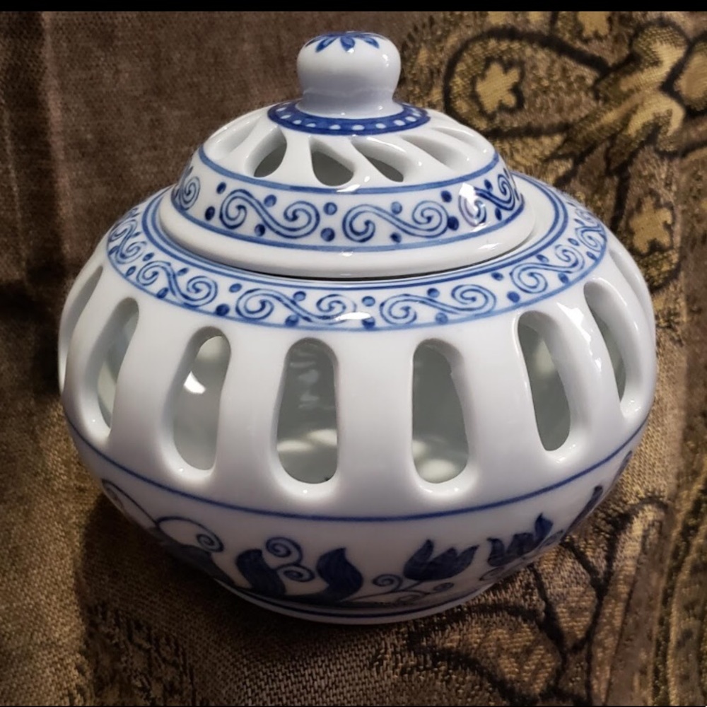 Vintage Chinese porcelain pot pourri jar